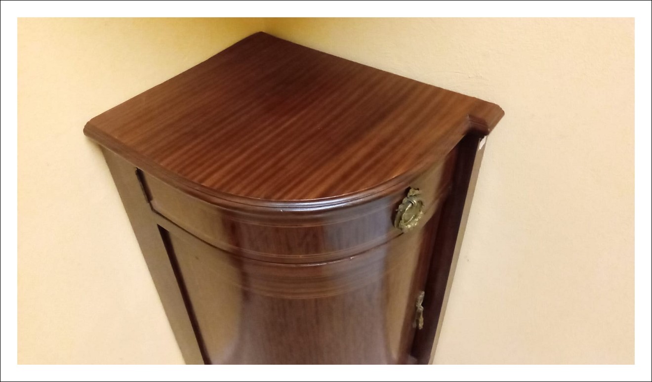 Angoliera in mogano di epoca ’900. 52 l x 100 h x 42 p.