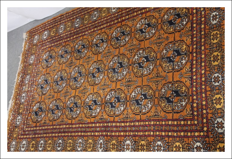 Tappeto Caucasico vintage XX sec cm 250 x 150 toni caldi arancio blu e bianco 