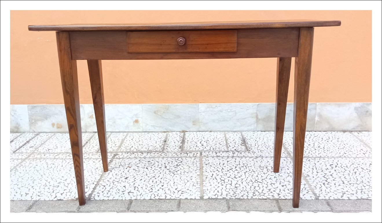 Tavolino o scrittoio emiliano in olmo massello. 115 l x 50 p x 78 h.