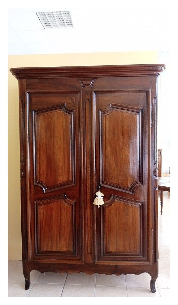Armadio Provenzale in noce massello. 230 h x 60 p x 163 l.