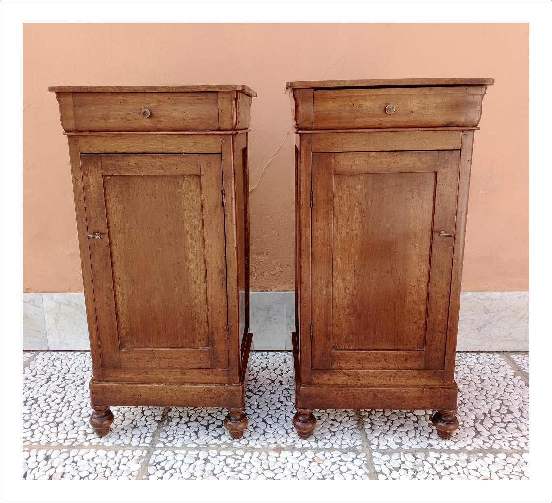 Coppia di comodini Luigi Filippo,cappuccini. 